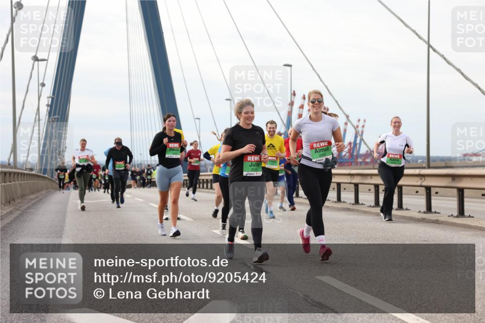 03.10.2025 - Köhlbrandbrückenlauf Lena Gebhardt http://msf.ph/oto/9205424 03.10.2025 16:01:04 Position 2 7943, 8090 meine-sportfotos.de