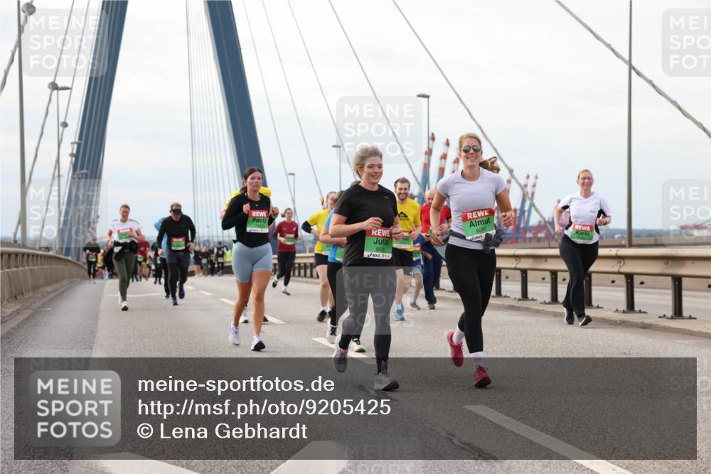 03.10.2025 - Köhlbrandbrückenlauf Lena Gebhardt http://msf.ph/oto/9205425 03.10.2025 16:01:04 Position 2 1943, 8090, 8022 meine-sportfotos.de