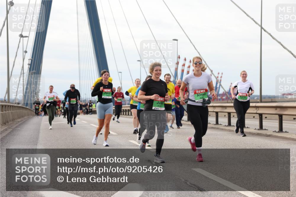 03.10.2025 - Köhlbrandbrückenlauf Lena Gebhardt http://msf.ph/oto/9205426 03.10.2025 16:01:04 Position 2 7943, 802, 8090 meine-sportfotos.de