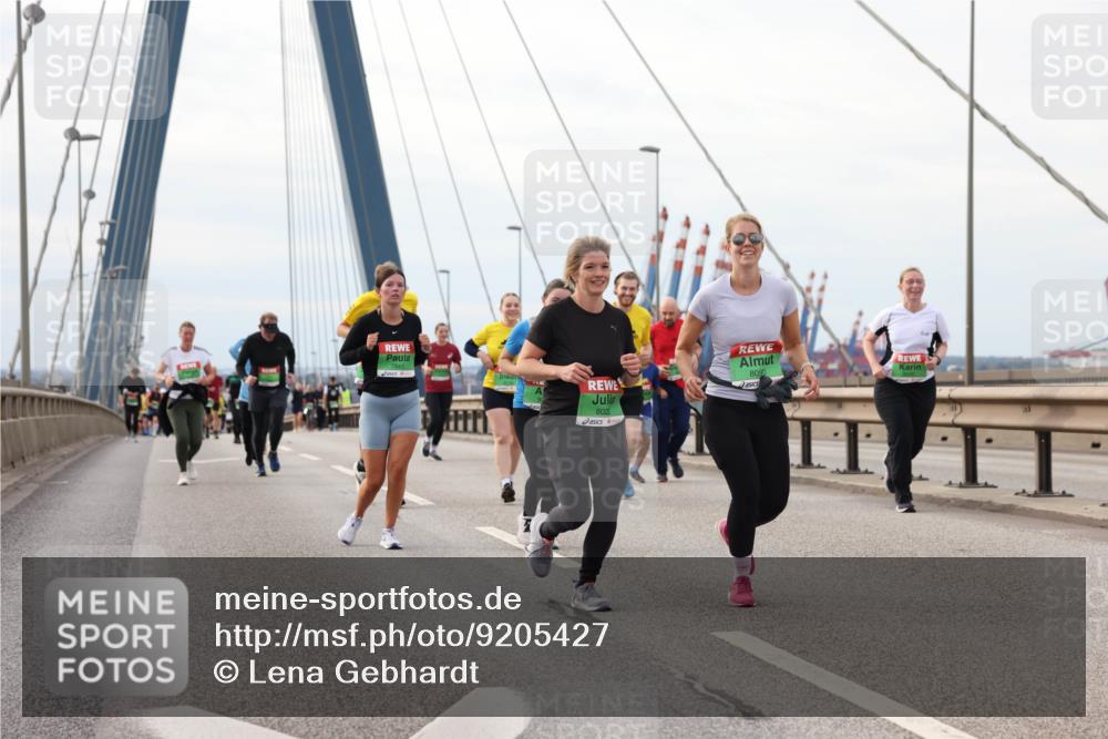 03.10.2025 - Köhlbrandbrückenlauf Lena Gebhardt http://msf.ph/oto/9205427 03.10.2025 16:01:04 Position 2 8022, 8090 meine-sportfotos.de