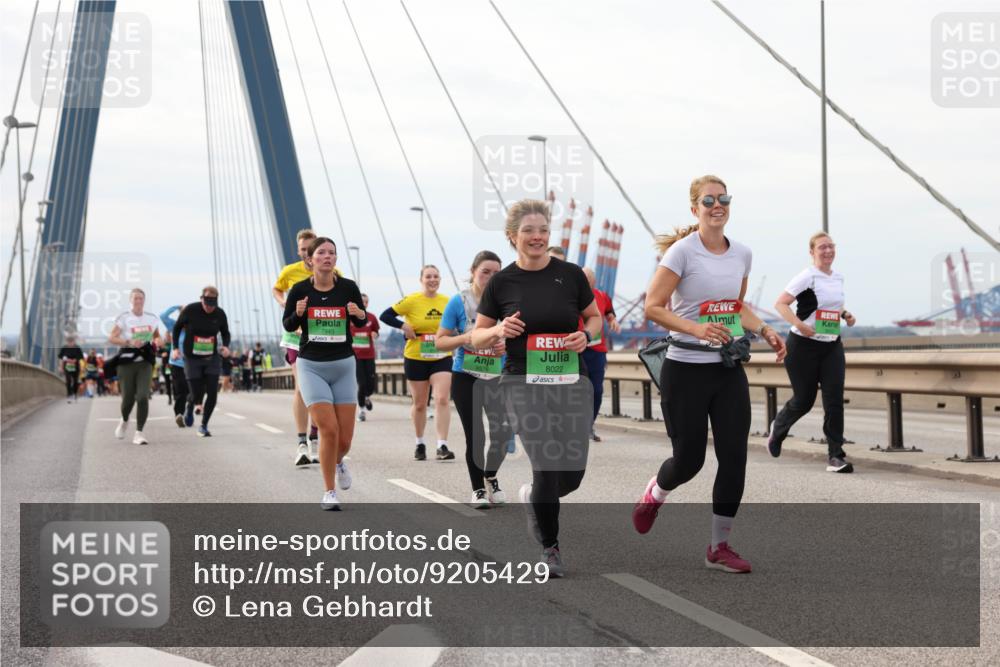 03.10.2025 - Köhlbrandbrückenlauf Lena Gebhardt http://msf.ph/oto/9205429 03.10.2025 16:01:05 Position 2 8022 meine-sportfotos.de