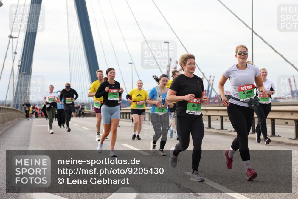 03.10.2025 - Köhlbrandbrückenlauf Lena Gebhardt http://msf.ph/oto/9205430 03.10.2025 16:01:05 Position 2 7943, 9576, 8022, 8090 meine-sportfotos.de