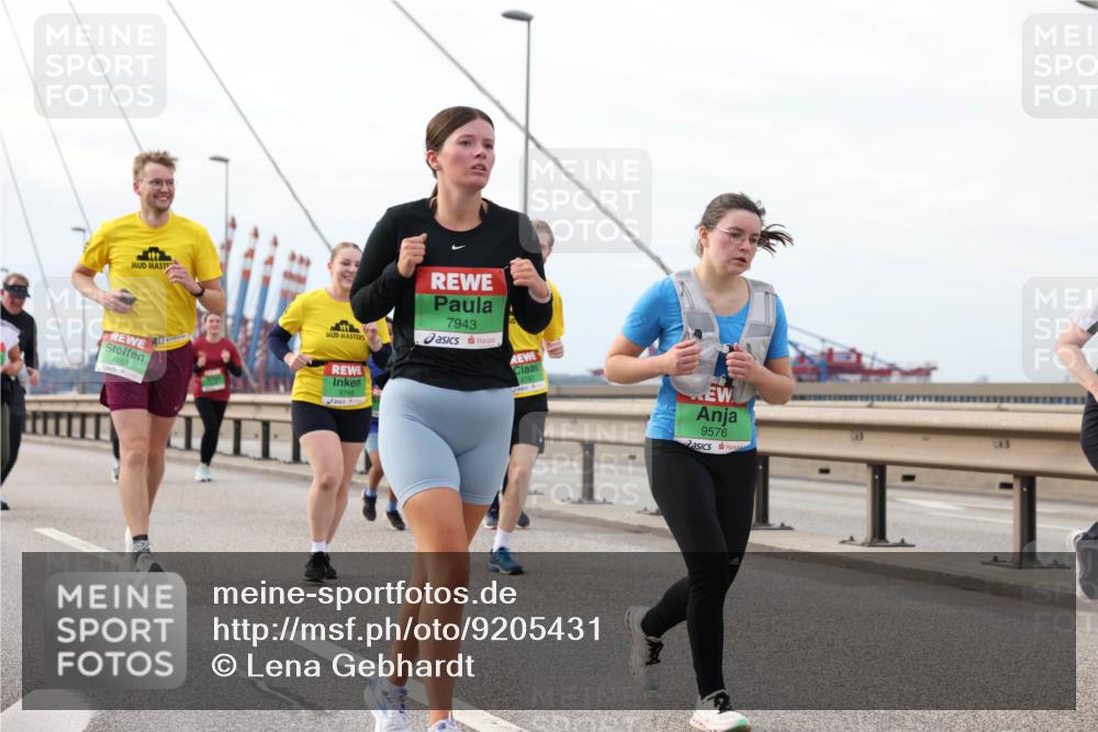 03.10.2025 - Köhlbrandbrückenlauf Lena Gebhardt http://msf.ph/oto/9205431 03.10.2025 16:01:07 Position 2 8163, 8748, 7943, 8747, 9576 meine-sportfotos.de