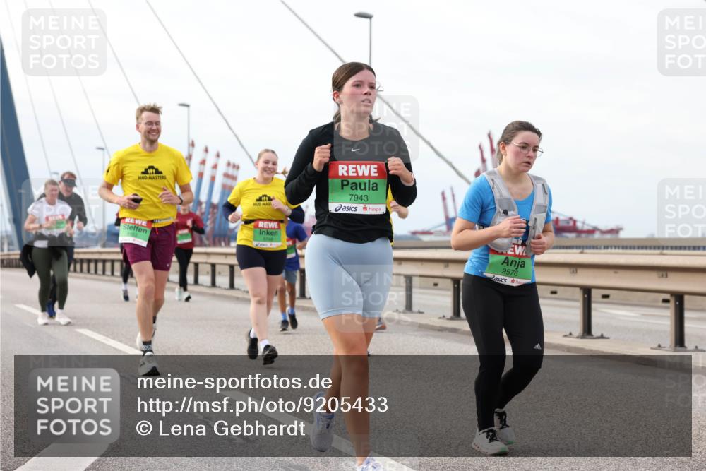 03.10.2025 - Köhlbrandbrückenlauf Lena Gebhardt http://msf.ph/oto/9205433 03.10.2025 16:01:07 Position 2 7943, 9576 meine-sportfotos.de