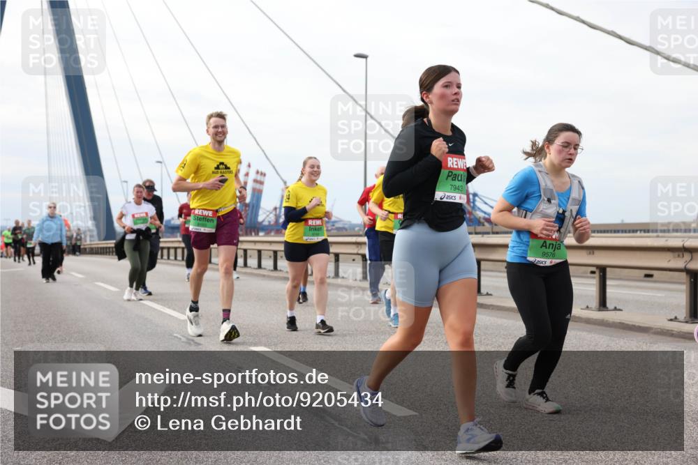03.10.2025 - Köhlbrandbrückenlauf Lena Gebhardt http://msf.ph/oto/9205434 03.10.2025 16:01:08 Position 2 8163, 8748, 7943, 9576 meine-sportfotos.de