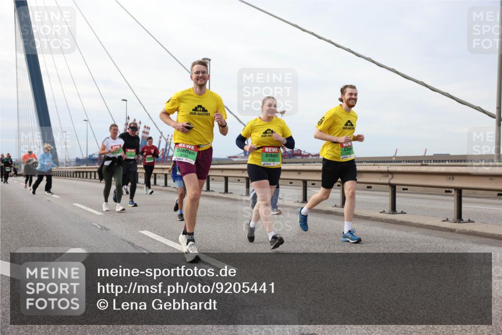 03.10.2025 - Köhlbrandbrückenlauf Lena Gebhardt http://msf.ph/oto/9205441 03.10.2025 16:01:09 Position 2 8747, 8163, 8748 meine-sportfotos.de