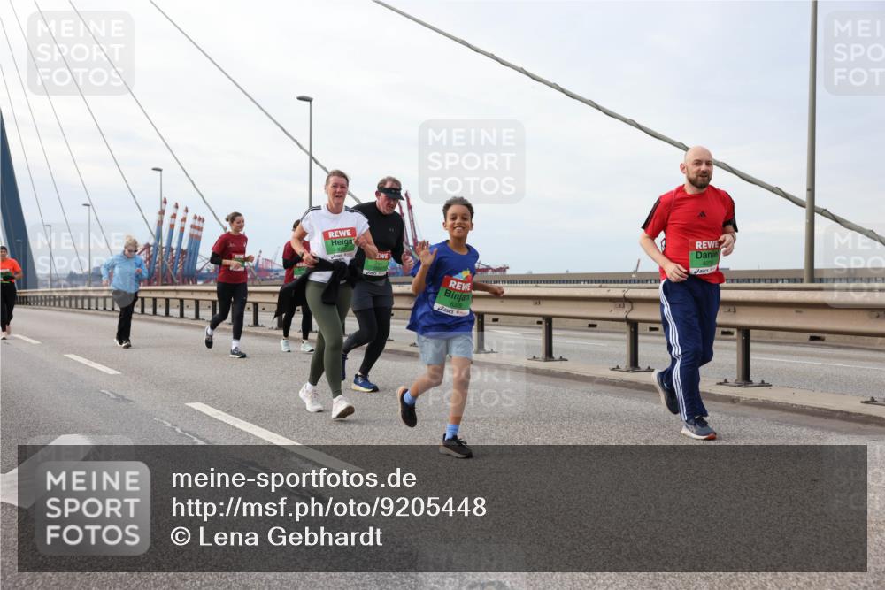 03.10.2025 - Köhlbrandbrückenlauf Lena Gebhardt http://msf.ph/oto/9205448 03.10.2025 16:01:11 Position 2 8329, 8339 meine-sportfotos.de