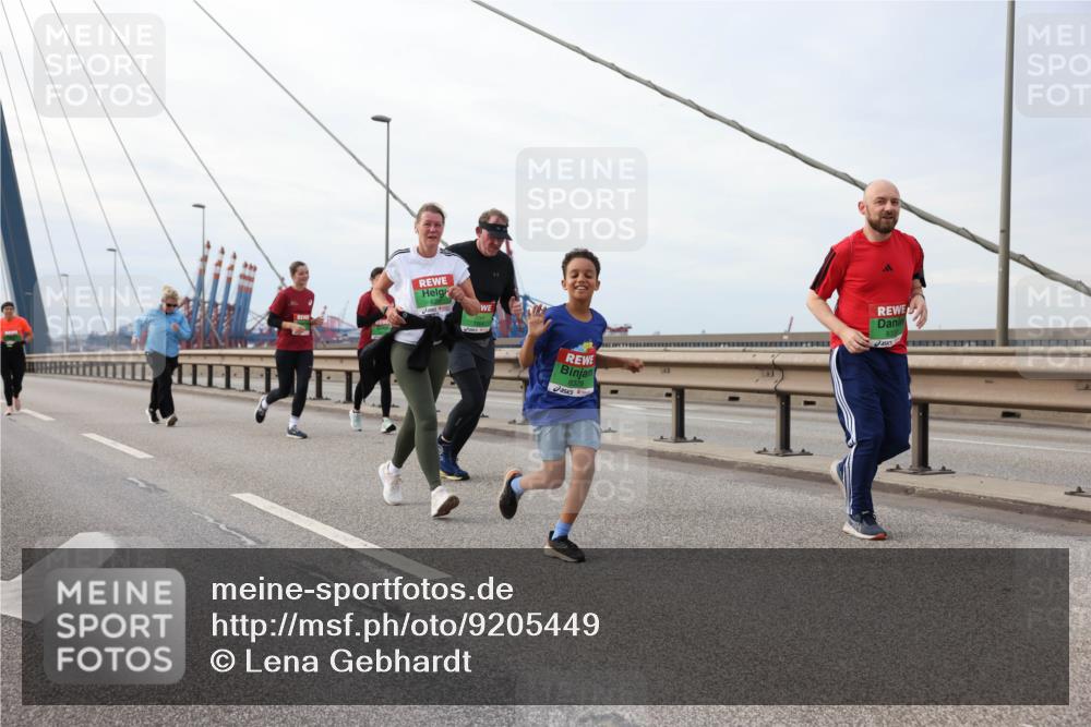 03.10.2025 - Köhlbrandbrückenlauf Lena Gebhardt http://msf.ph/oto/9205449 03.10.2025 16:01:11 Position 2 8329 meine-sportfotos.de