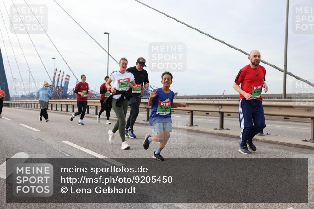 03.10.2025 - Köhlbrandbrückenlauf Lena Gebhardt http://msf.ph/oto/9205450 03.10.2025 16:01:11 Position 2  meine-sportfotos.de