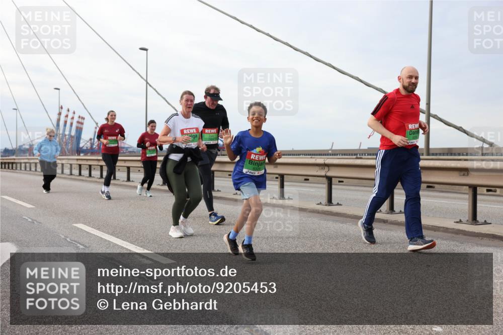 03.10.2025 - Köhlbrandbrückenlauf Lena Gebhardt http://msf.ph/oto/9205453 03.10.2025 16:01:11 Position 2  meine-sportfotos.de