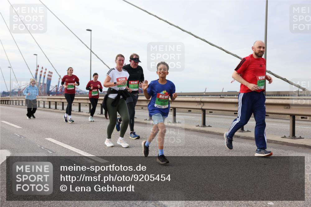 03.10.2025 - Köhlbrandbrückenlauf Lena Gebhardt http://msf.ph/oto/9205454 03.10.2025 16:01:11 Position 2 8329 meine-sportfotos.de