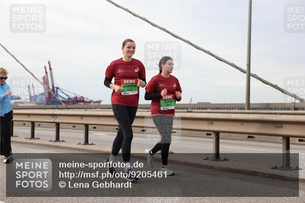 03.10.2025 - Köhlbrandbrückenlauf Lena Gebhardt http://msf.ph/oto/9205461 03.10.2025 16:01:13 Position 2 8332, 8264 meine-sportfotos.de