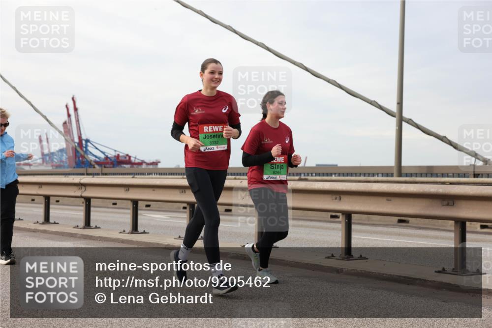 03.10.2025 - Köhlbrandbrückenlauf Lena Gebhardt http://msf.ph/oto/9205462 03.10.2025 16:01:14 Position 2 8332, 8264 meine-sportfotos.de