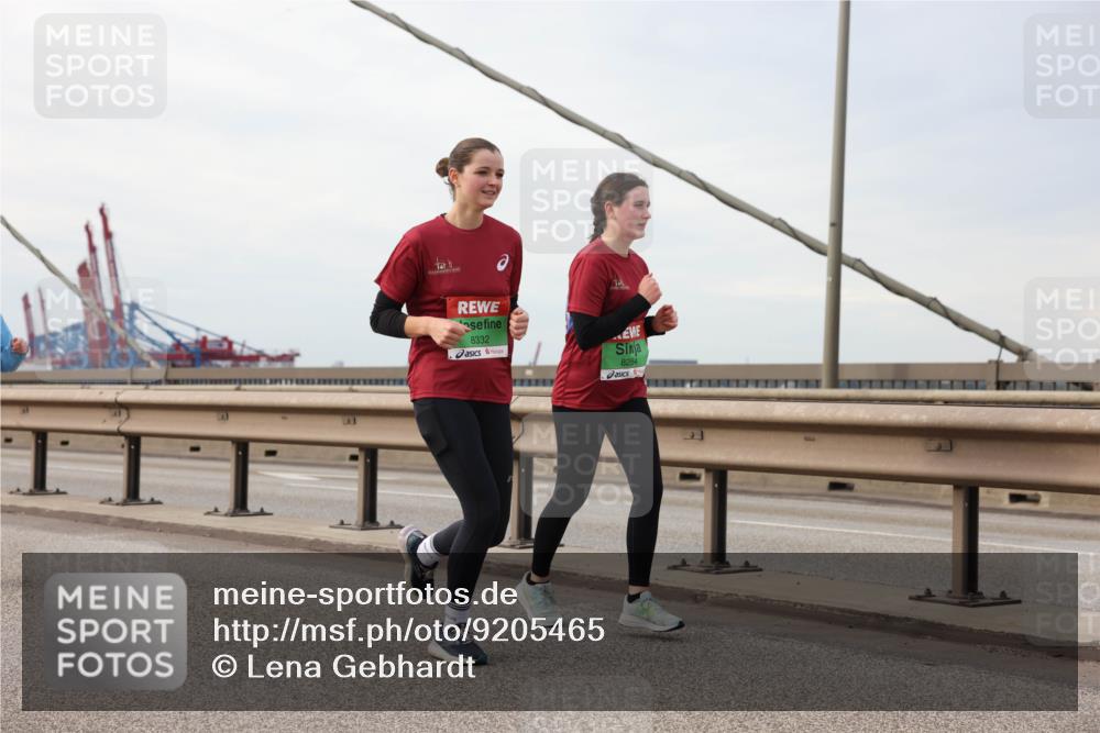 03.10.2025 - Köhlbrandbrückenlauf Lena Gebhardt http://msf.ph/oto/9205465 03.10.2025 16:01:14 Position 2 8332, 8264 meine-sportfotos.de