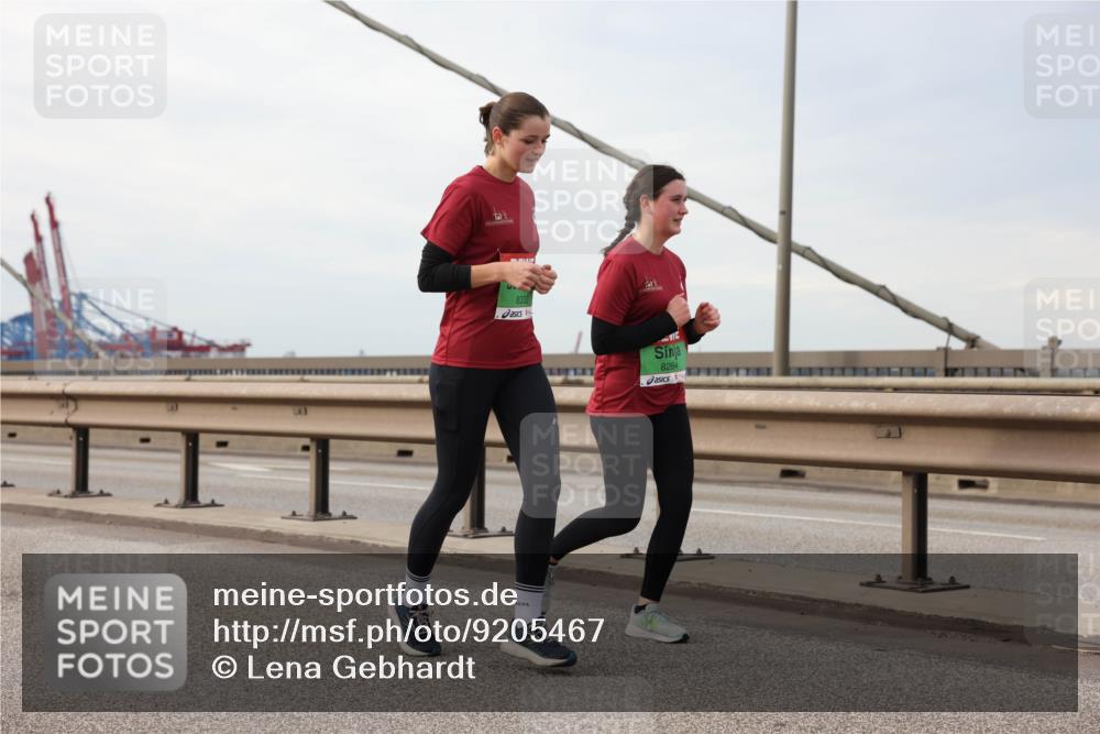 03.10.2025 - Köhlbrandbrückenlauf Lena Gebhardt http://msf.ph/oto/9205467 03.10.2025 16:01:14 Position 2 8332, 8264 meine-sportfotos.de