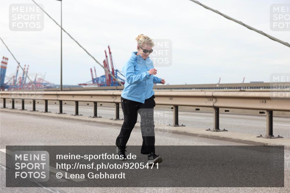 03.10.2025 - Köhlbrandbrückenlauf Lena Gebhardt http://msf.ph/oto/9205471 03.10.2025 16:01:15 Position 2 11 meine-sportfotos.de
