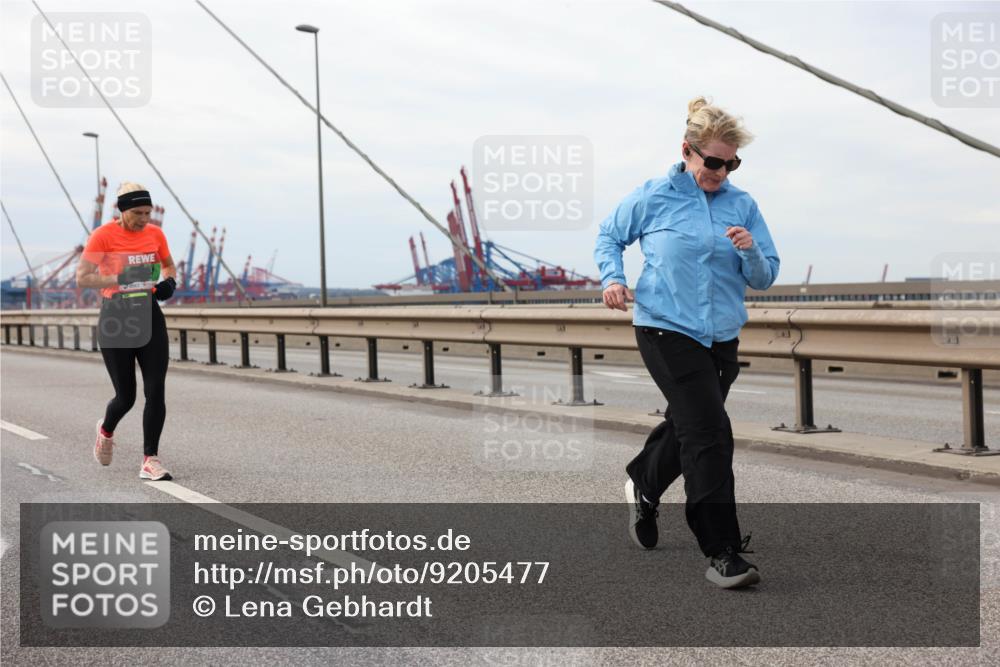 03.10.2025 - Köhlbrandbrückenlauf Lena Gebhardt http://msf.ph/oto/9205477 03.10.2025 16:01:15 Position 2  meine-sportfotos.de