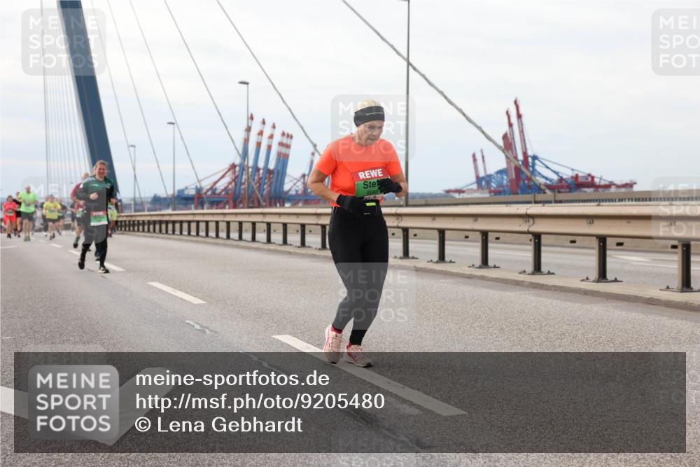 03.10.2025 - Köhlbrandbrückenlauf Lena Gebhardt http://msf.ph/oto/9205480 03.10.2025 16:01:16 Position 2 8588 meine-sportfotos.de