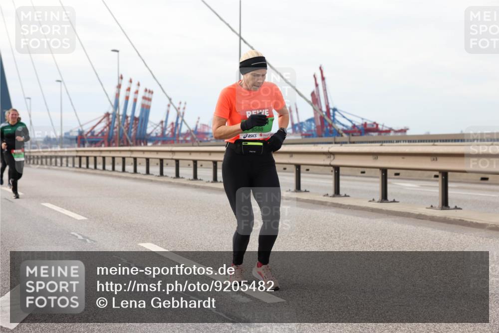 03.10.2025 - Köhlbrandbrückenlauf Lena Gebhardt http://msf.ph/oto/9205482 03.10.2025 16:01:17 Position 2 8588 meine-sportfotos.de