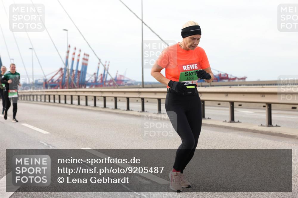 03.10.2025 - Köhlbrandbrückenlauf Lena Gebhardt http://msf.ph/oto/9205487 03.10.2025 16:01:17 Position 2 8588 meine-sportfotos.de
