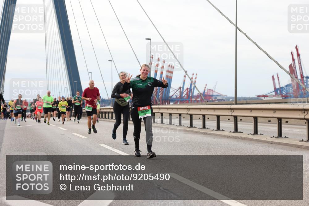 03.10.2025 - Köhlbrandbrückenlauf Lena Gebhardt http://msf.ph/oto/9205490 03.10.2025 16:01:19 Position 2 96 meine-sportfotos.de