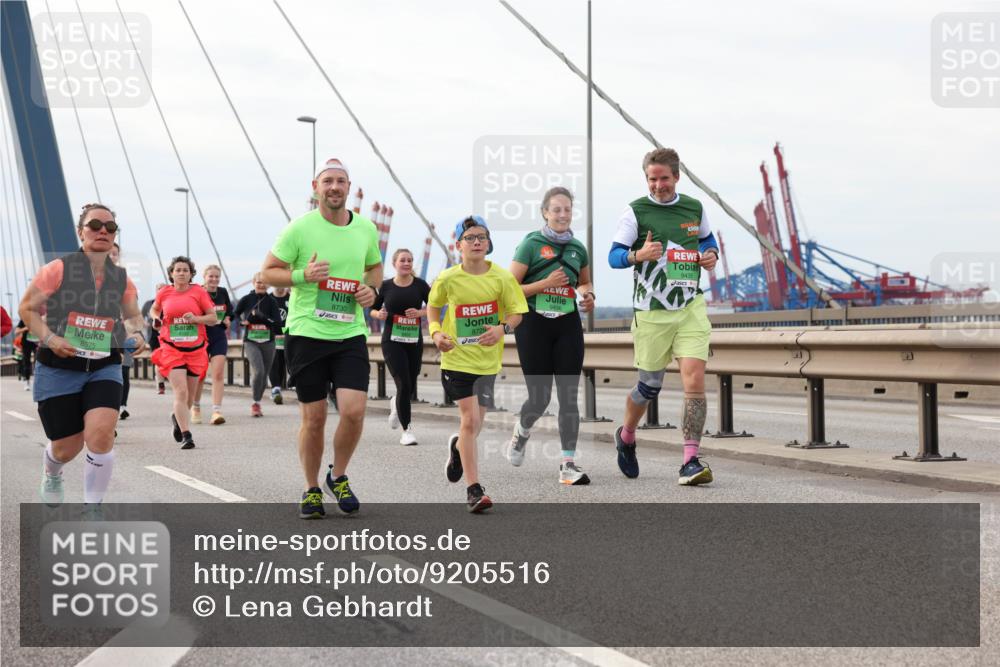 03.10.2025 - Köhlbrandbrückenlauf Lena Gebhardt http://msf.ph/oto/9205516 03.10.2025 16:01:28 Position 2 8575, 8729, 9436, 9435, 8730 meine-sportfotos.de