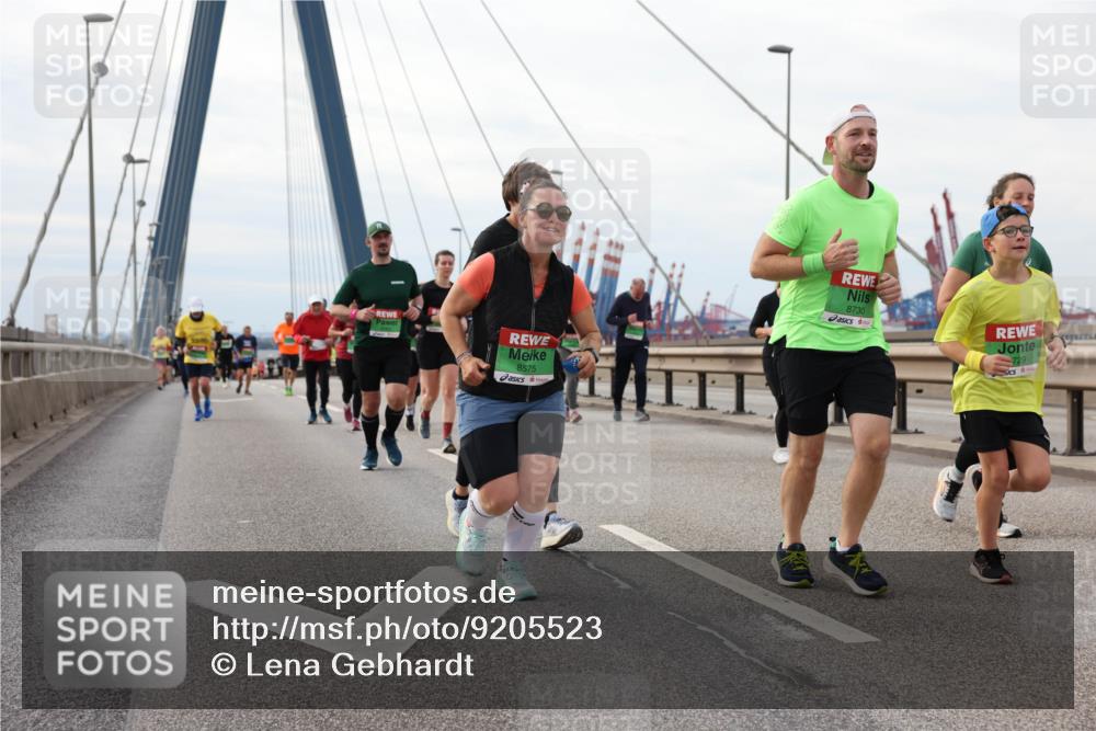 03.10.2025 - Köhlbrandbrückenlauf Lena Gebhardt http://msf.ph/oto/9205523 03.10.2025 16:01:29 Position 2 8575, 8730, 729 meine-sportfotos.de