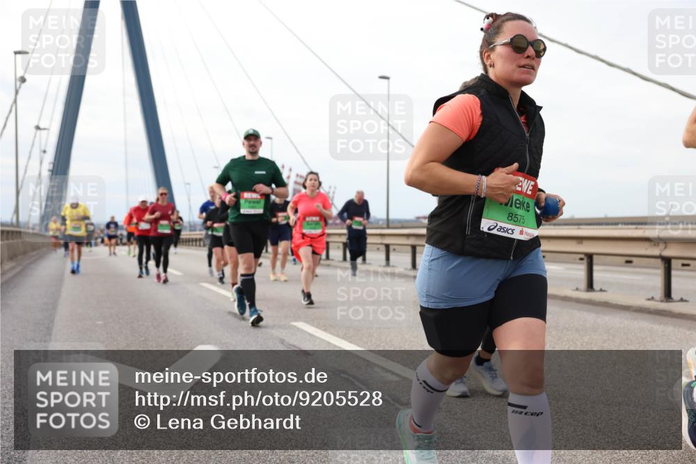 03.10.2025 - Köhlbrandbrückenlauf Lena Gebhardt http://msf.ph/oto/9205528 03.10.2025 16:01:31 Position 2 8575 meine-sportfotos.de
