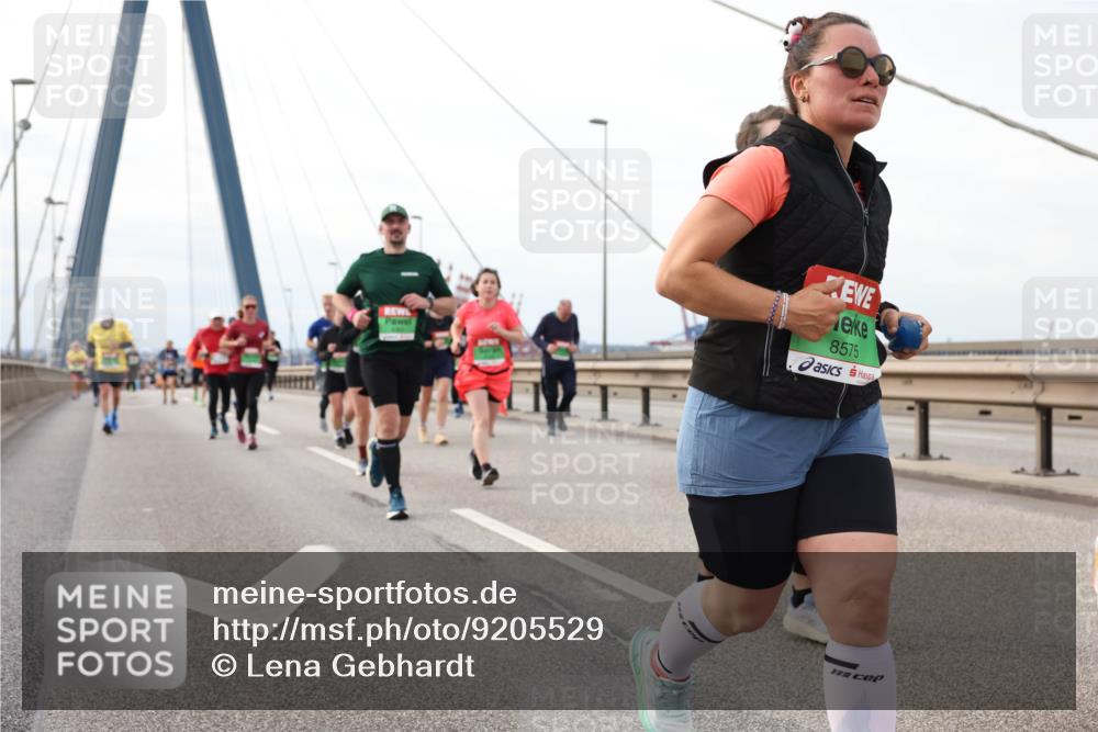 03.10.2025 - Köhlbrandbrückenlauf Lena Gebhardt http://msf.ph/oto/9205529 03.10.2025 16:01:31 Position 2 8575 meine-sportfotos.de