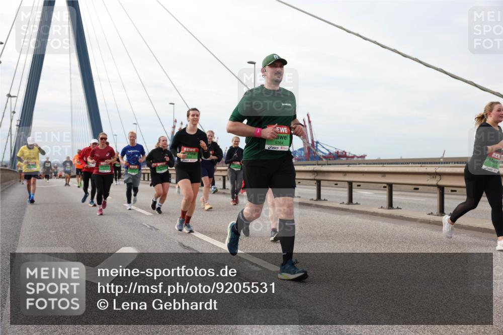 03.10.2025 - Köhlbrandbrückenlauf Lena Gebhardt http://msf.ph/oto/9205531 03.10.2025 16:01:32 Position 2 9364 meine-sportfotos.de