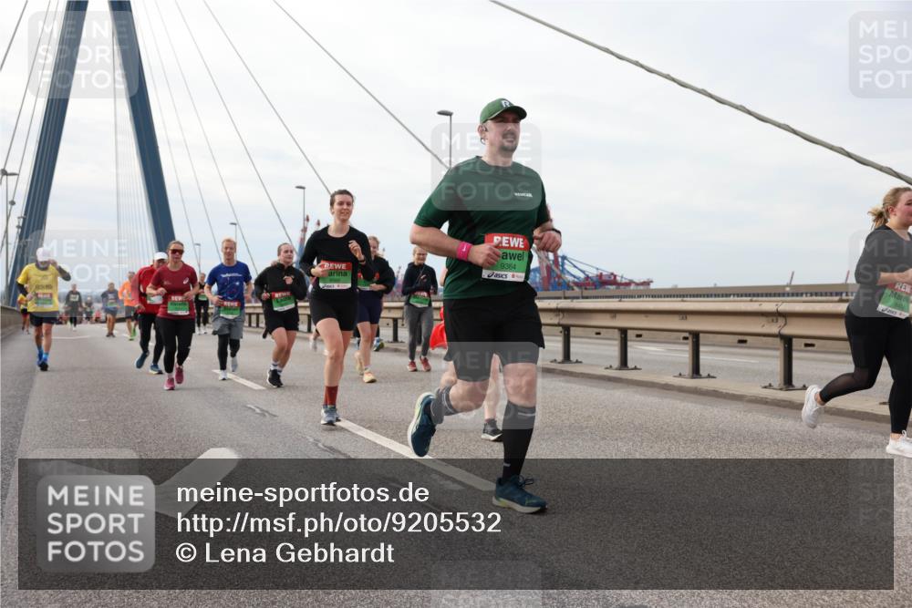 03.10.2025 - Köhlbrandbrückenlauf Lena Gebhardt http://msf.ph/oto/9205532 03.10.2025 16:01:32 Position 2 9364 meine-sportfotos.de