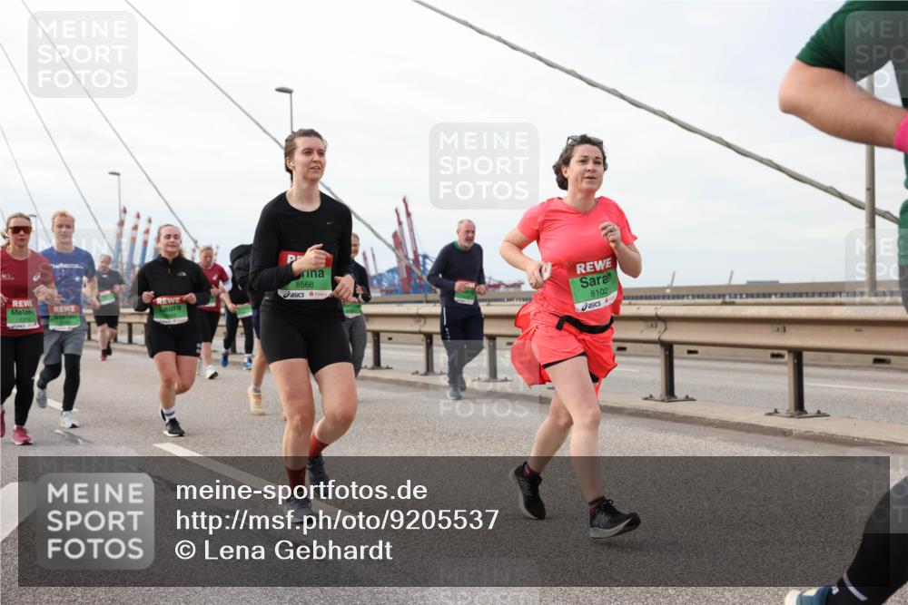 03.10.2025 - Köhlbrandbrückenlauf Lena Gebhardt http://msf.ph/oto/9205537 03.10.2025 16:01:33 Position 2 7254, 8568, 8102 meine-sportfotos.de