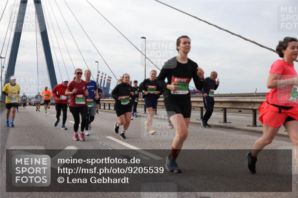 03.10.2025 - Köhlbrandbrückenlauf Lena Gebhardt http://msf.ph/oto/9205539 03.10.2025 16:01:33 Position 2  meine-sportfotos.de