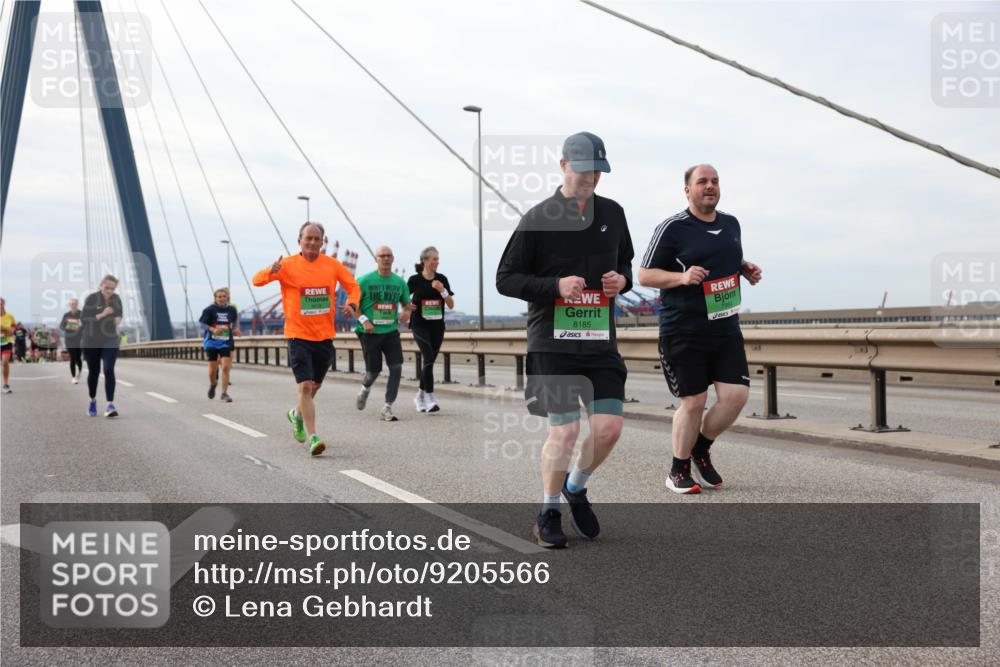 03.10.2025 - Köhlbrandbrückenlauf Lena Gebhardt http://msf.ph/oto/9205566 03.10.2025 16:01:39 Position 2 8185 meine-sportfotos.de