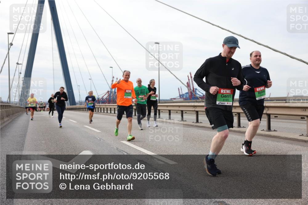 03.10.2025 - Köhlbrandbrückenlauf Lena Gebhardt http://msf.ph/oto/9205568 03.10.2025 16:01:39 Position 2 8185 meine-sportfotos.de