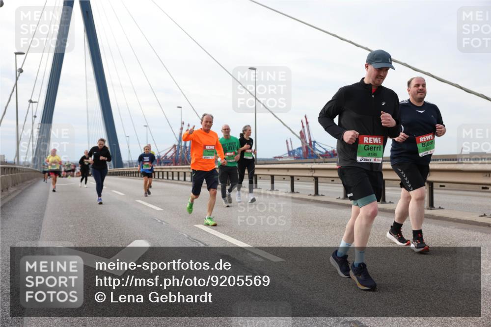 03.10.2025 - Köhlbrandbrückenlauf Lena Gebhardt http://msf.ph/oto/9205569 03.10.2025 16:01:39 Position 2 8185 meine-sportfotos.de