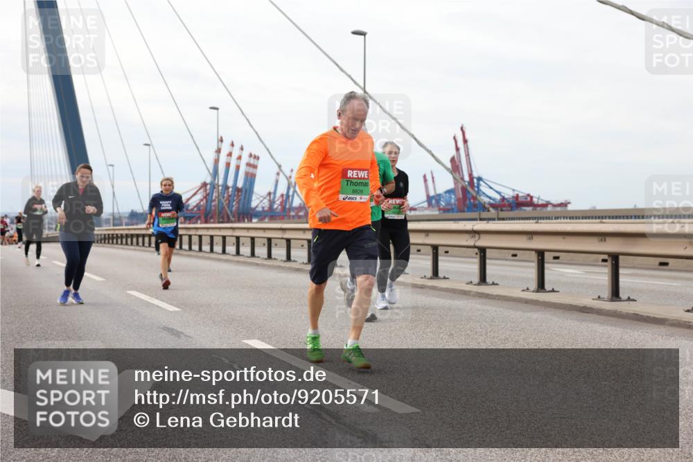 03.10.2025 - Köhlbrandbrückenlauf Lena Gebhardt http://msf.ph/oto/9205571 03.10.2025 16:01:40 Position 2 8828 meine-sportfotos.de