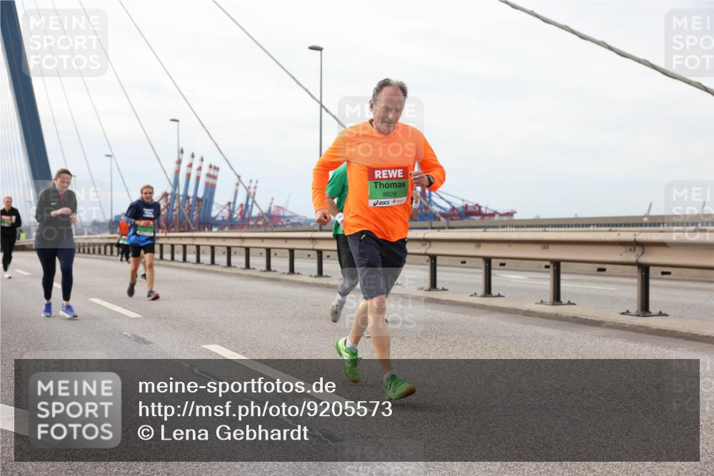 03.10.2025 - Köhlbrandbrückenlauf Lena Gebhardt http://msf.ph/oto/9205573 03.10.2025 16:01:40 Position 2 8828 meine-sportfotos.de