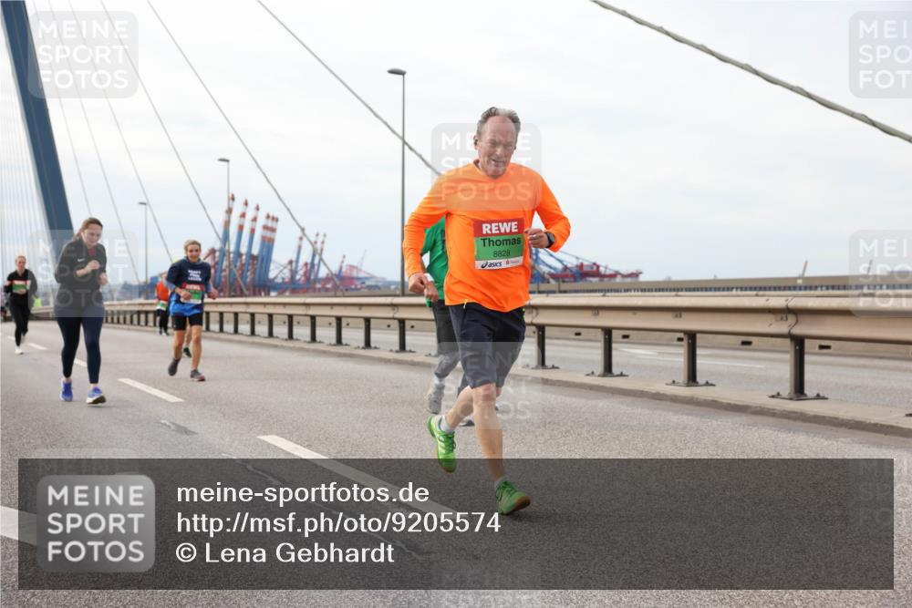 03.10.2025 - Köhlbrandbrückenlauf Lena Gebhardt http://msf.ph/oto/9205574 03.10.2025 16:01:40 Position 2 8828 meine-sportfotos.de