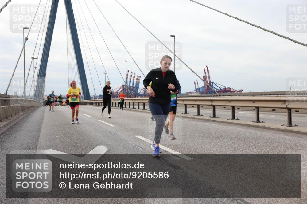 03.10.2025 - Köhlbrandbrückenlauf Lena Gebhardt http://msf.ph/oto/9205586 03.10.2025 16:01:43 Position 2  meine-sportfotos.de
