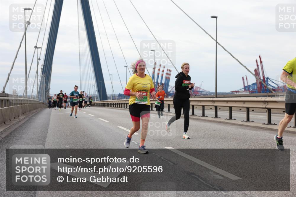 03.10.2025 - Köhlbrandbrückenlauf Lena Gebhardt http://msf.ph/oto/9205596 03.10.2025 16:01:45 Position 2 2025, 535 meine-sportfotos.de