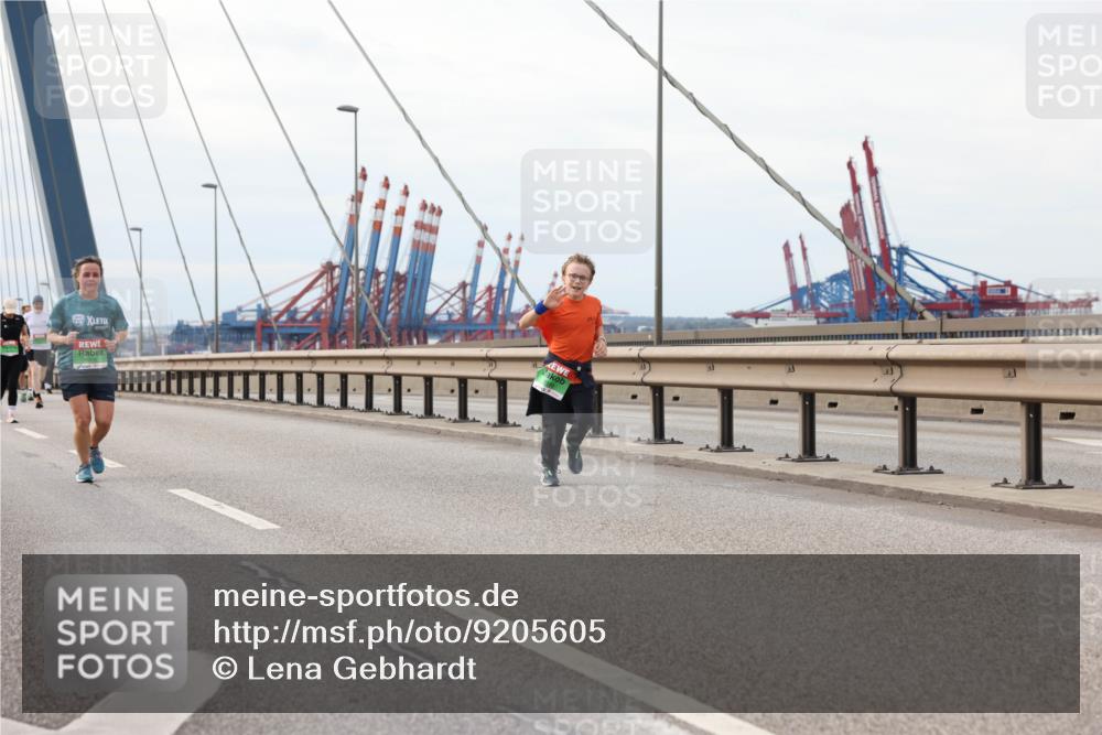 03.10.2025 - Köhlbrandbrückenlauf Lena Gebhardt http://msf.ph/oto/9205605 03.10.2025 16:01:48 Position 2  meine-sportfotos.de