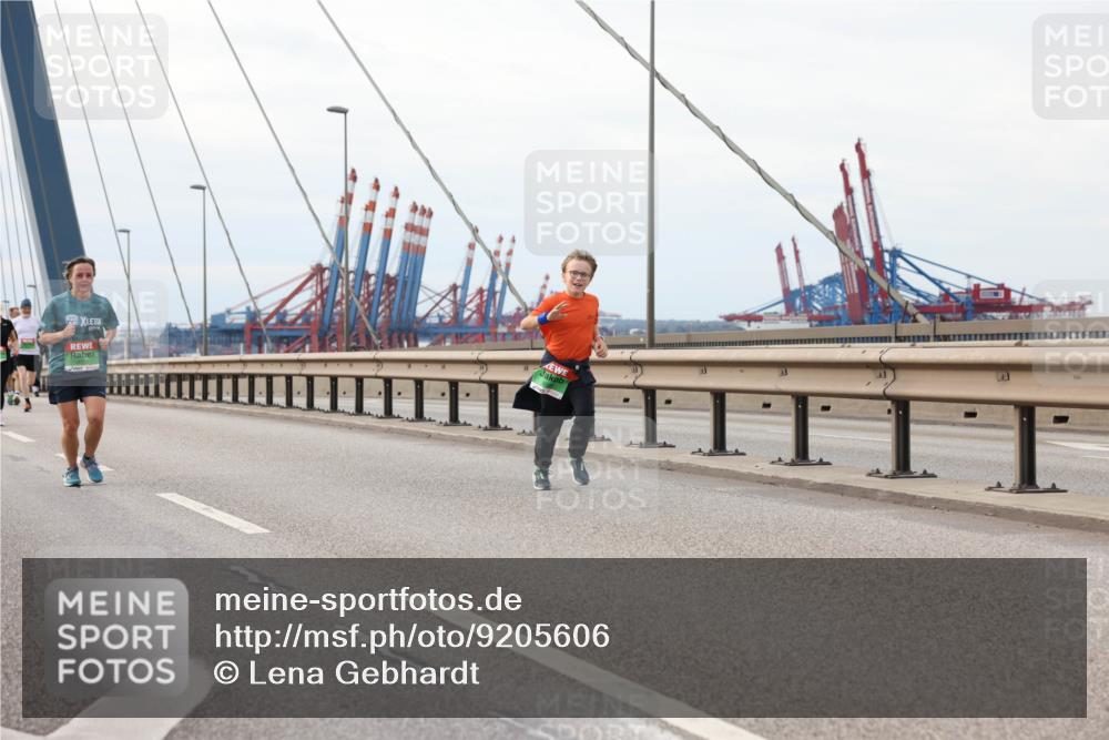 03.10.2025 - Köhlbrandbrückenlauf Lena Gebhardt http://msf.ph/oto/9205606 03.10.2025 16:01:48 Position 2  meine-sportfotos.de