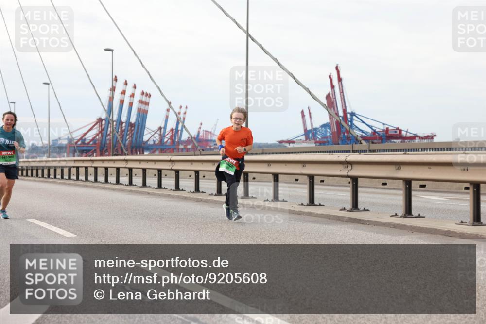 03.10.2025 - Köhlbrandbrückenlauf Lena Gebhardt http://msf.ph/oto/9205608 03.10.2025 16:01:48 Position 2  meine-sportfotos.de