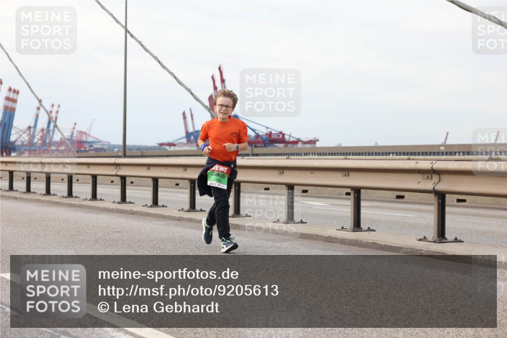 03.10.2025 - Köhlbrandbrückenlauf Lena Gebhardt http://msf.ph/oto/9205613 03.10.2025 16:01:49 Position 2 8189 meine-sportfotos.de