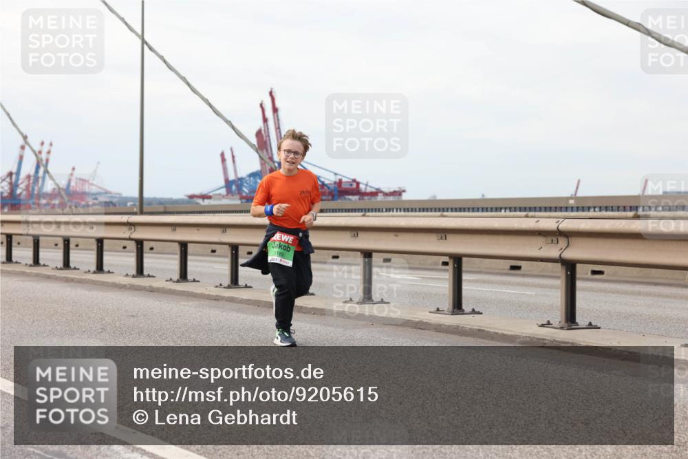 03.10.2025 - Köhlbrandbrückenlauf Lena Gebhardt http://msf.ph/oto/9205615 03.10.2025 16:01:49 Position 2 8189 meine-sportfotos.de
