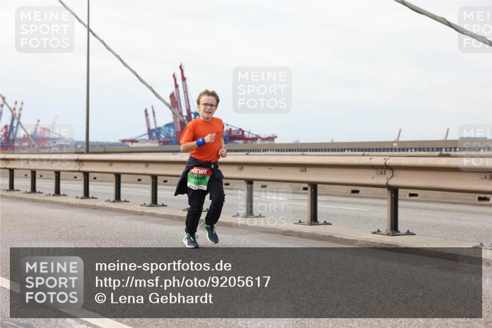 03.10.2025 - Köhlbrandbrückenlauf Lena Gebhardt http://msf.ph/oto/9205617 03.10.2025 16:01:50 Position 2 8189 meine-sportfotos.de