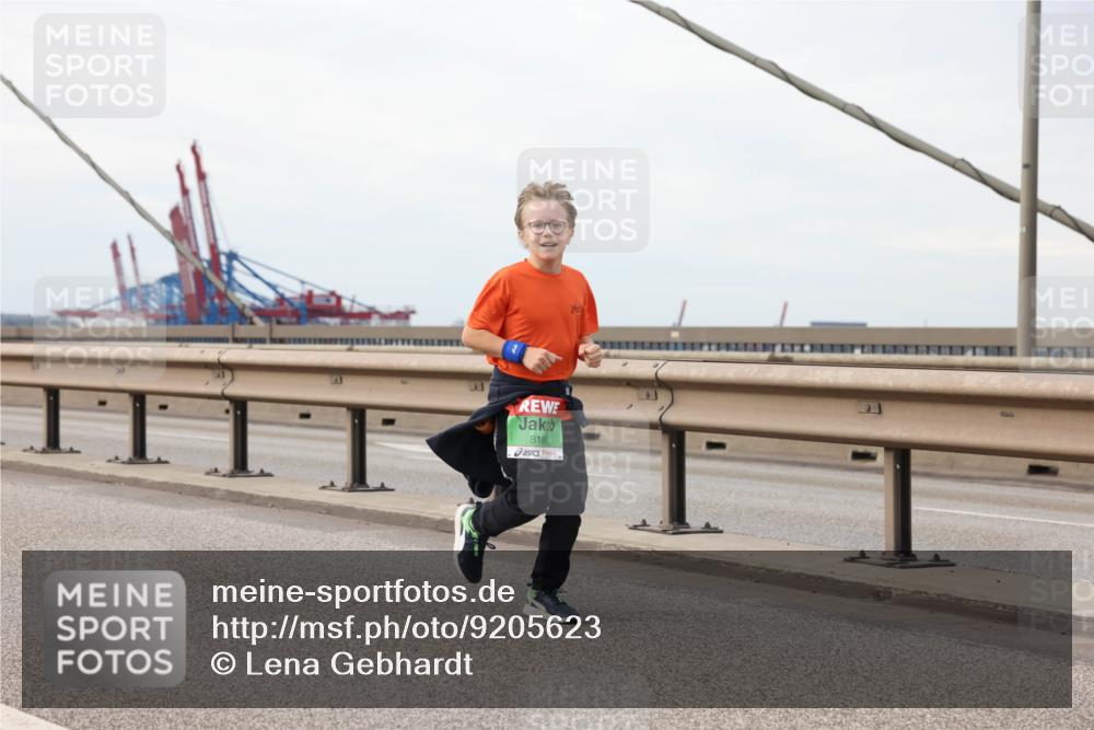 03.10.2025 - Köhlbrandbrückenlauf Lena Gebhardt http://msf.ph/oto/9205623 03.10.2025 16:01:50 Position 2 818 meine-sportfotos.de
