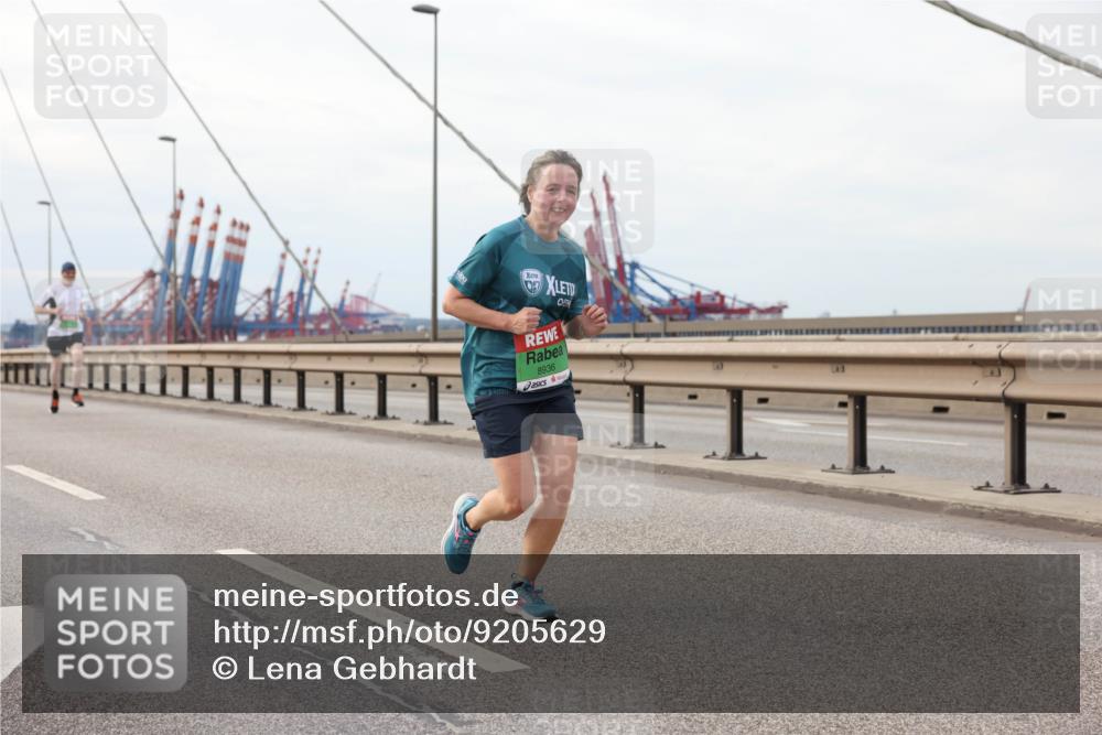 03.10.2025 - Köhlbrandbrückenlauf Lena Gebhardt http://msf.ph/oto/9205629 03.10.2025 16:01:52 Position 2 8936 meine-sportfotos.de