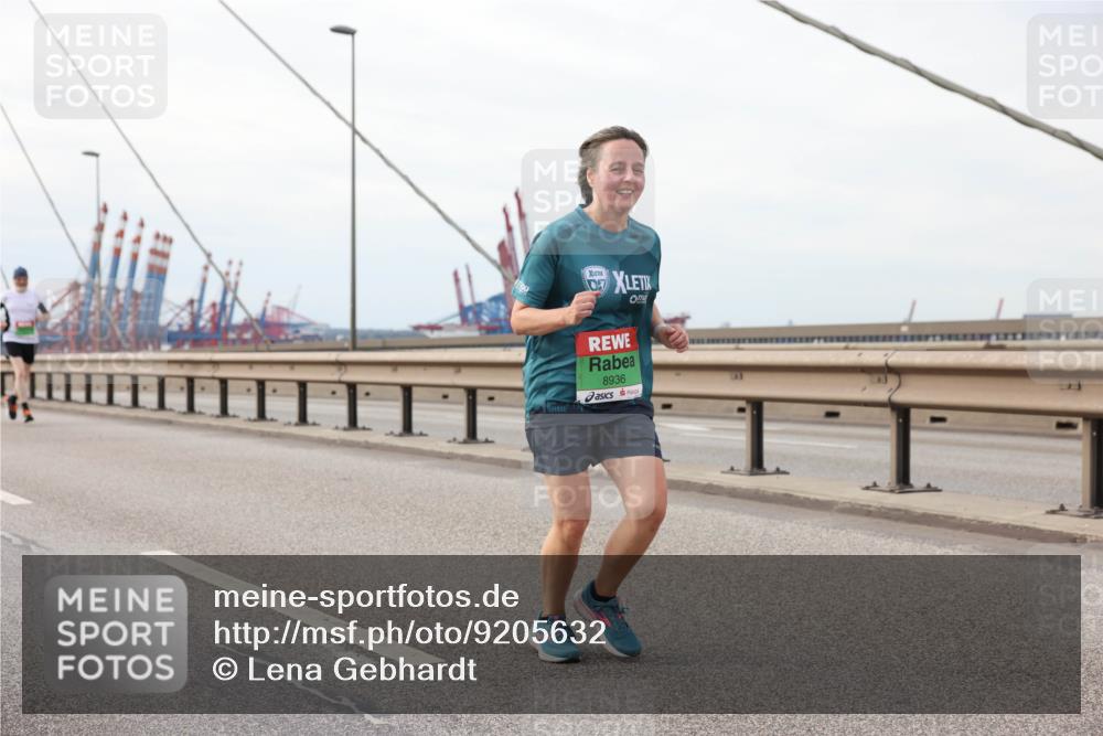 03.10.2025 - Köhlbrandbrückenlauf Lena Gebhardt http://msf.ph/oto/9205632 03.10.2025 16:01:52 Position 2 8936 meine-sportfotos.de